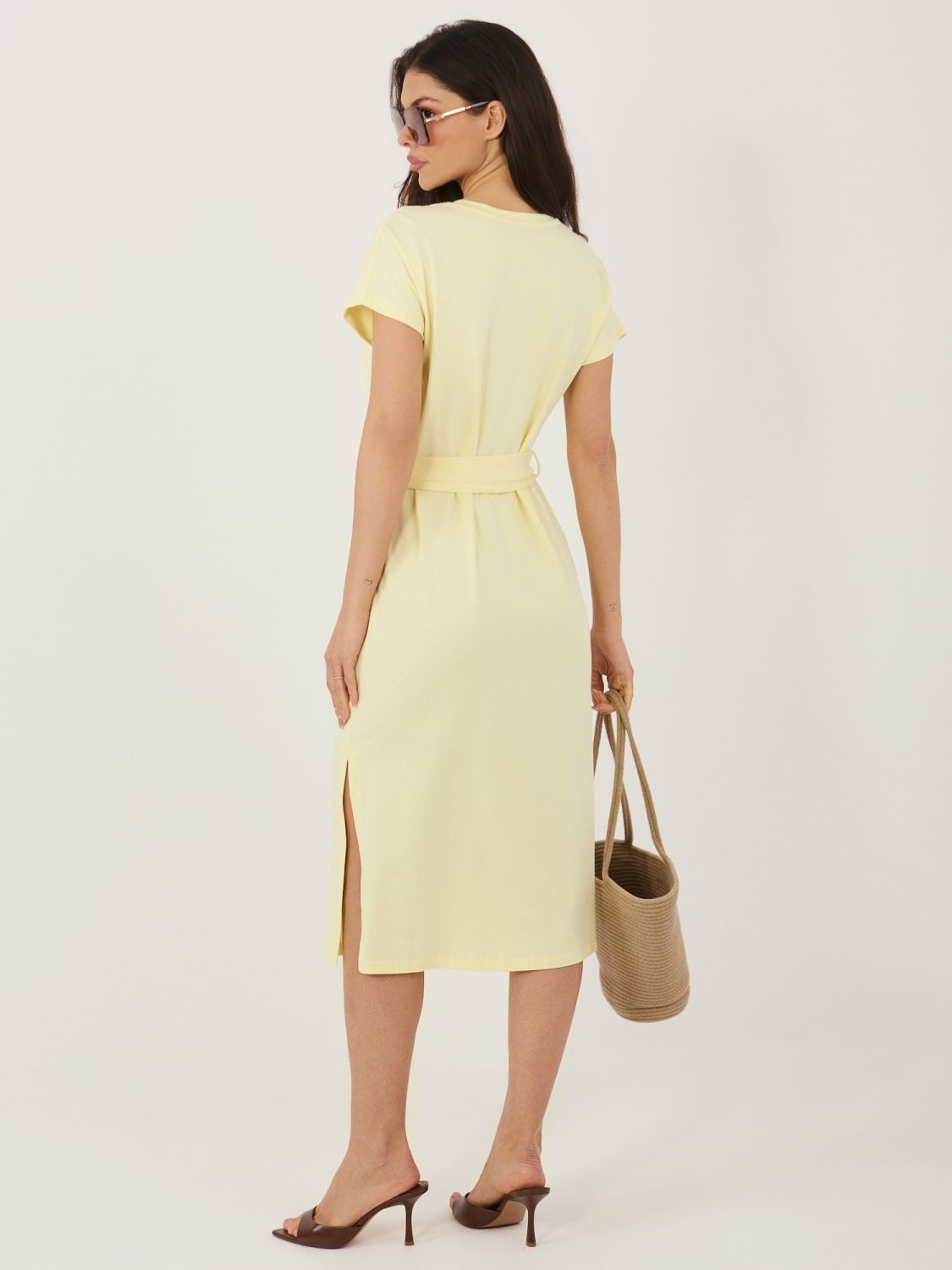 Světle žluté bavlněné letní šaty s páskem