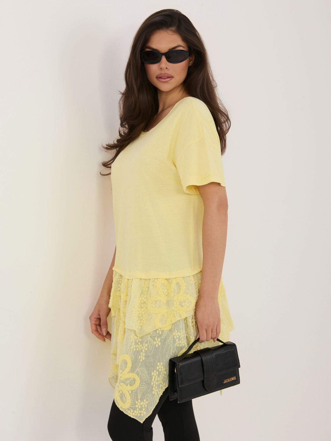 Žlutá bavlněná halenka s volánem a výšivkou