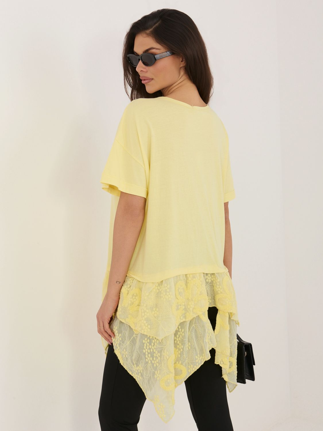 Žlutá bavlněná halenka s volánem a výšivkou