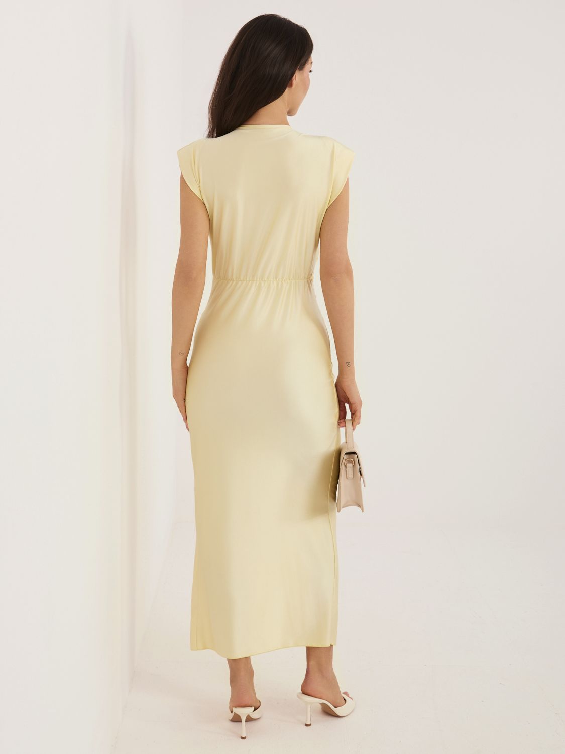 Elegantní žluté midi šaty s překládaným výstřihem