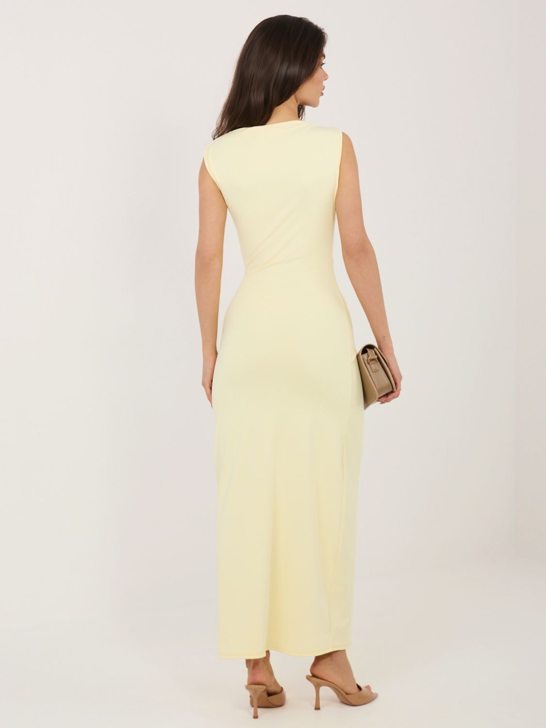 Elegantní žluté midi šaty s vodopádovým výstřihem