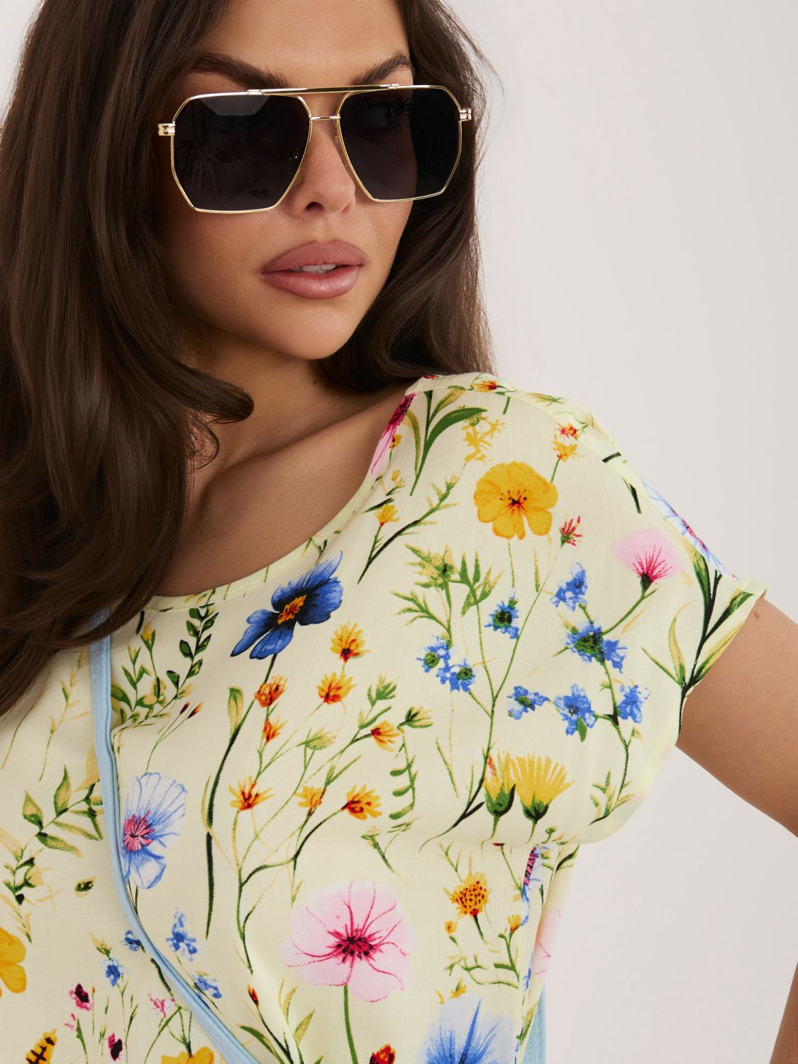 Žlutá halenka s květinovým potiskem