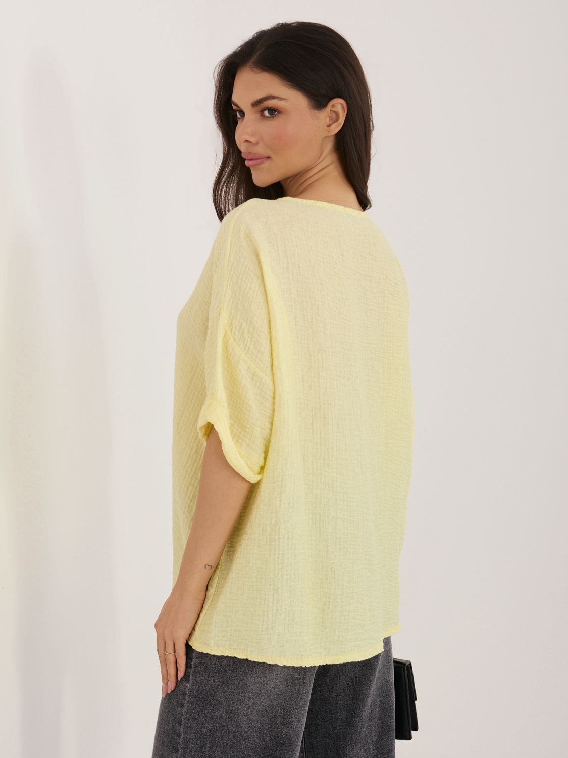 Žlutá halenka s V výstřihem a krátkým rukávem