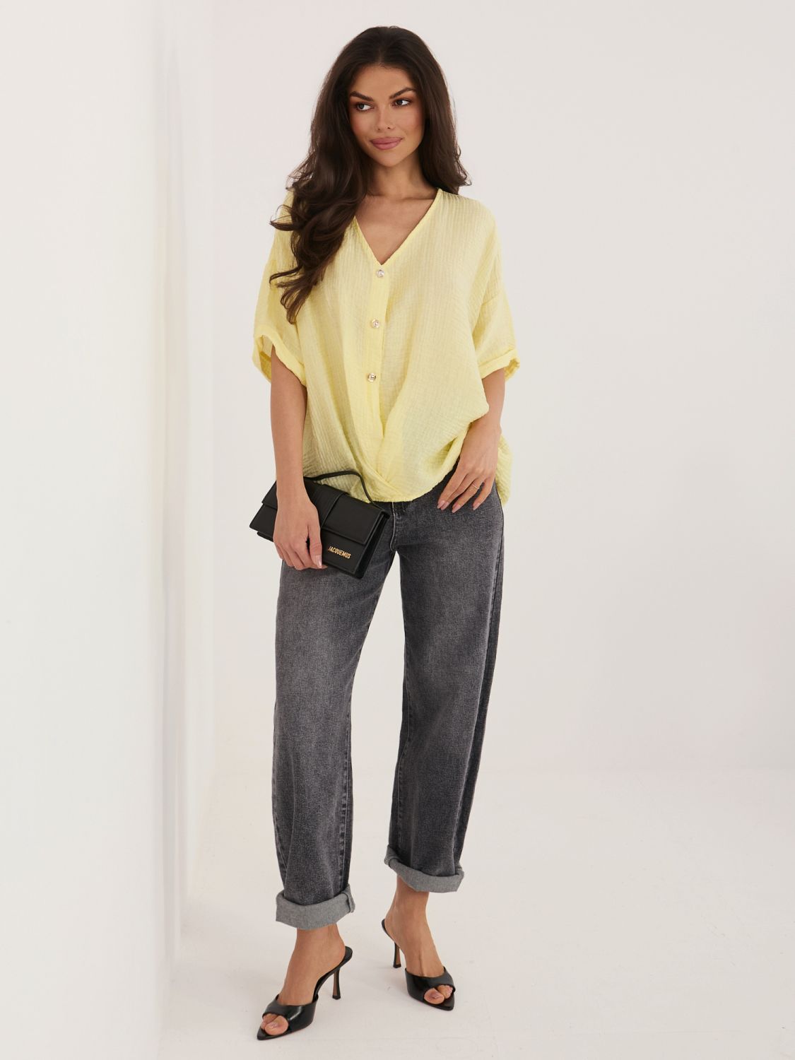 Žlutá halenka s V výstřihem a krátkým rukávem