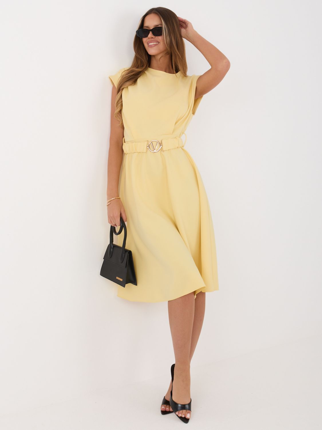 Žluté rozšířené midi šaty s páskem