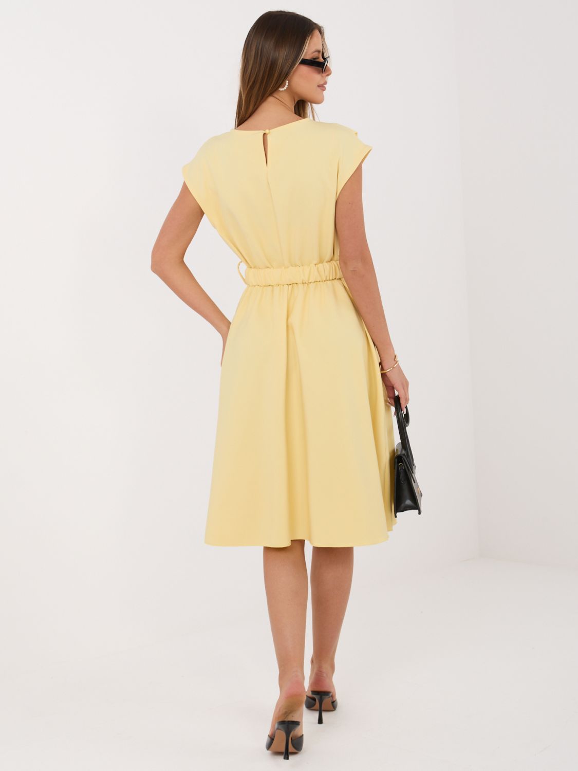 Žluté rozšířené midi šaty s páskem