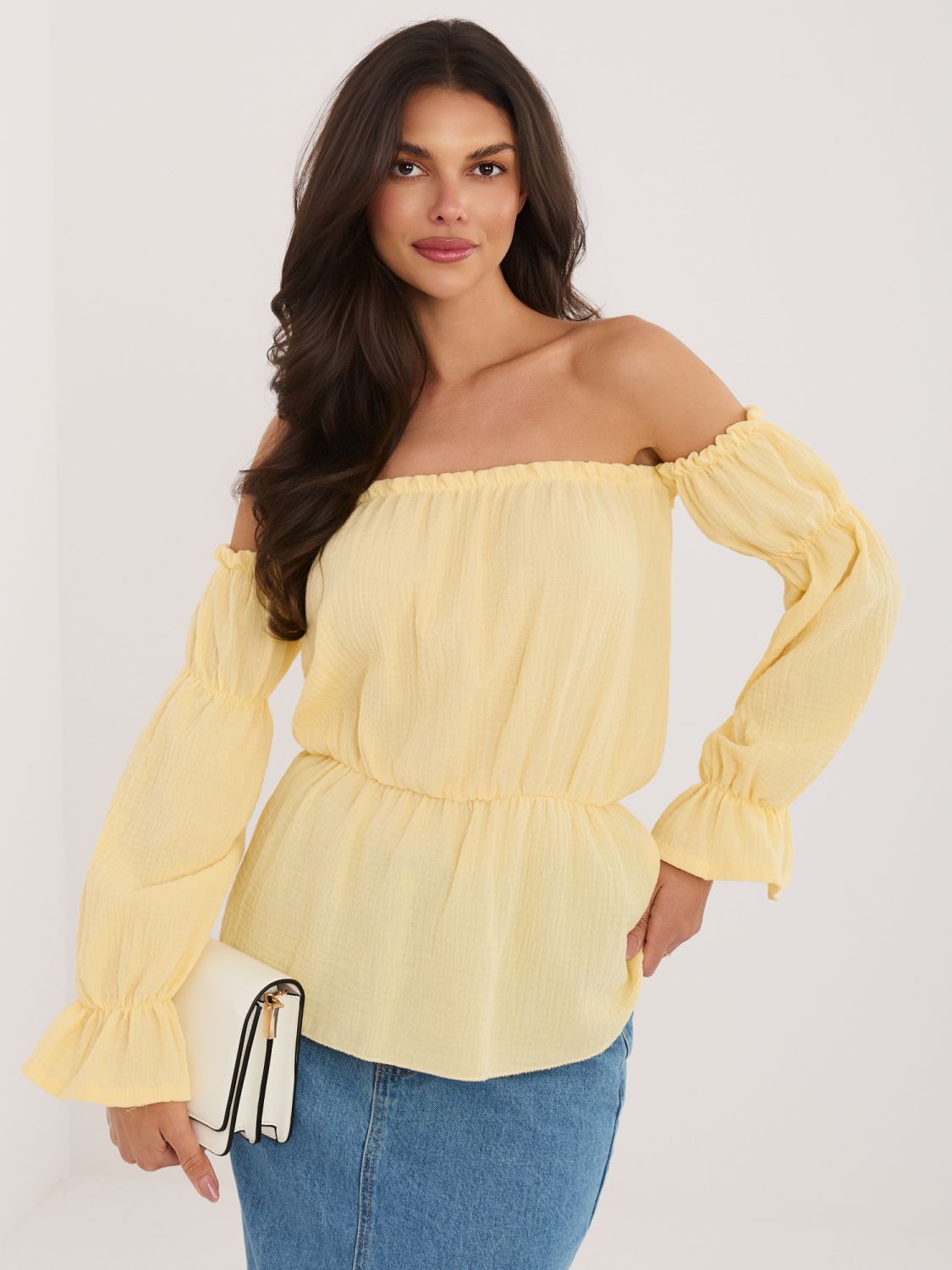 Žlutá halenka s odhalenými rameny a nabíranými rukávy
