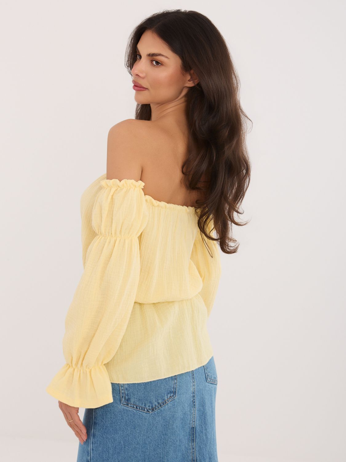 Žlutá halenka s odhalenými rameny a nabíranými rukávy