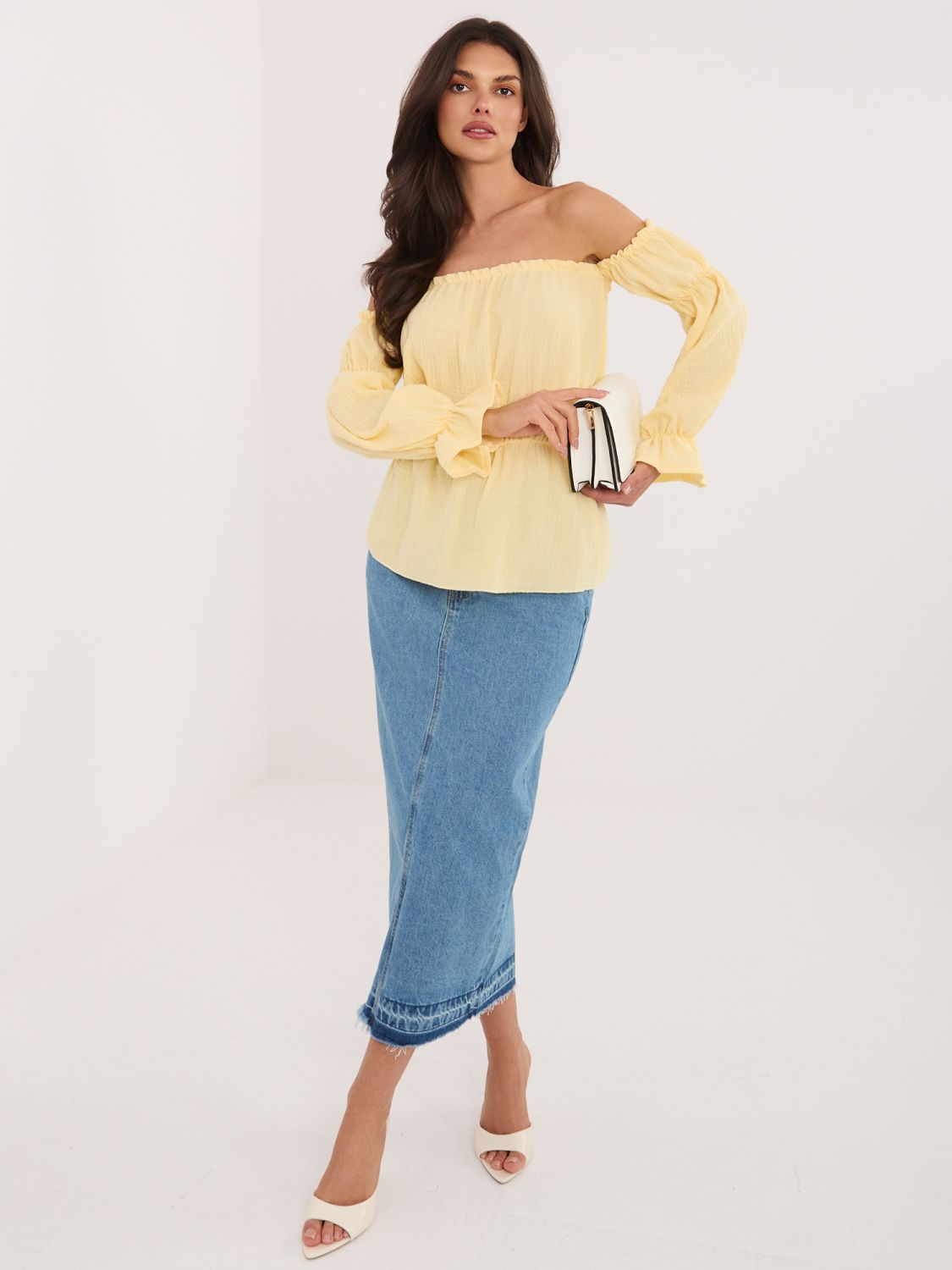Žlutá halenka s odhalenými rameny a nabíranými rukávy