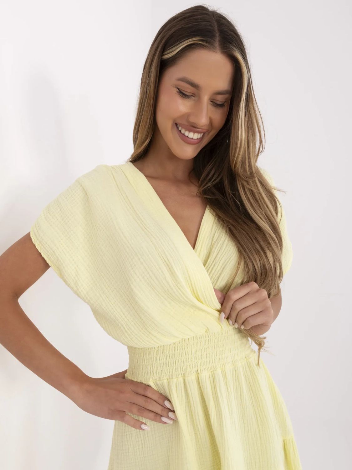 Rozšířená letní šaty v jasně žluté barvě