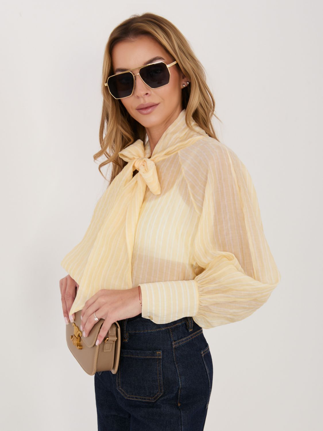 Žlutá pruhovaná košile s vázáním