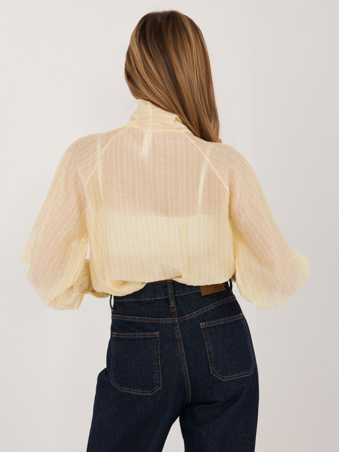 Žlutá pruhovaná košile s vázáním