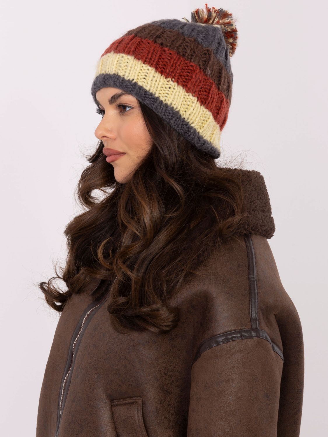 Bordó/hnědá pruhovaná čepice s bambulí