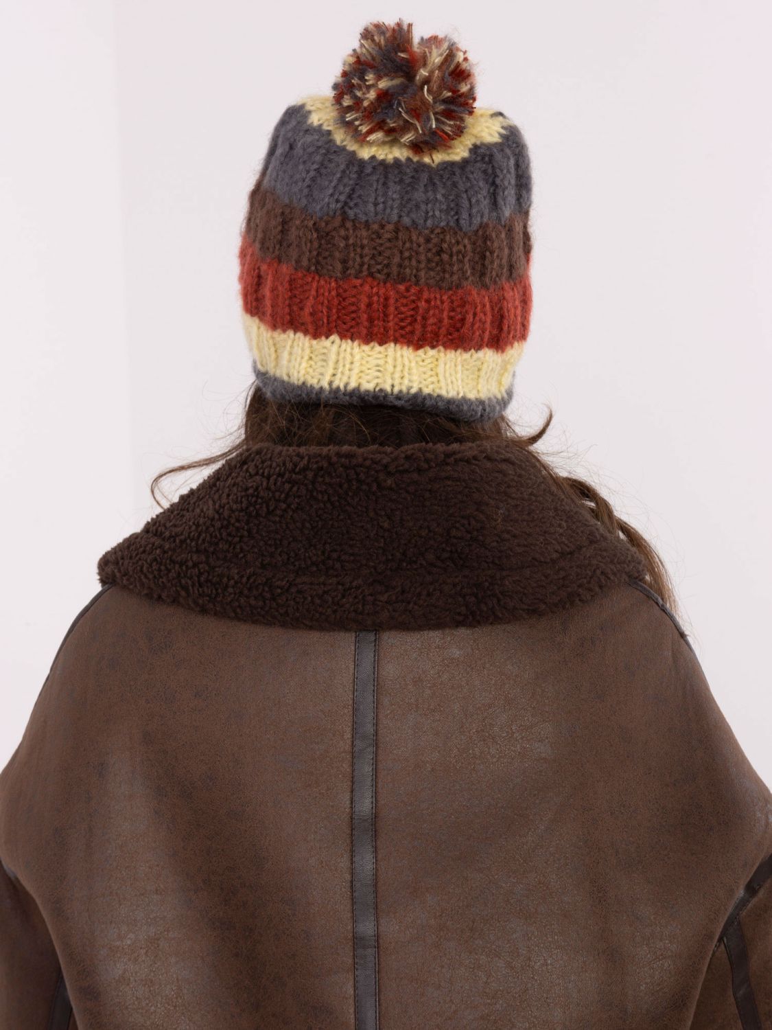 Bordó/hnědá pruhovaná čepice s bambulí