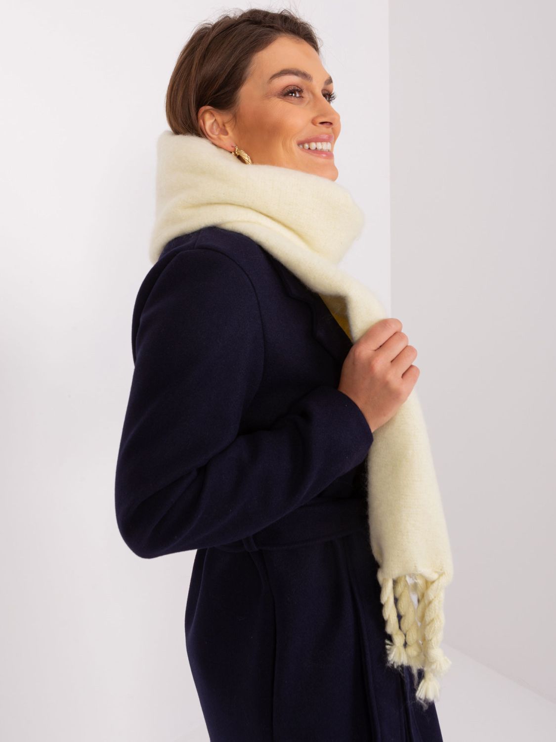 Světle žlutá široká šála