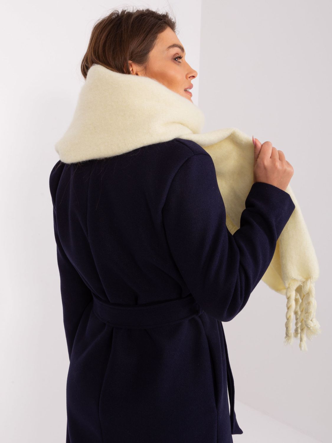 Světle žlutá široká šála