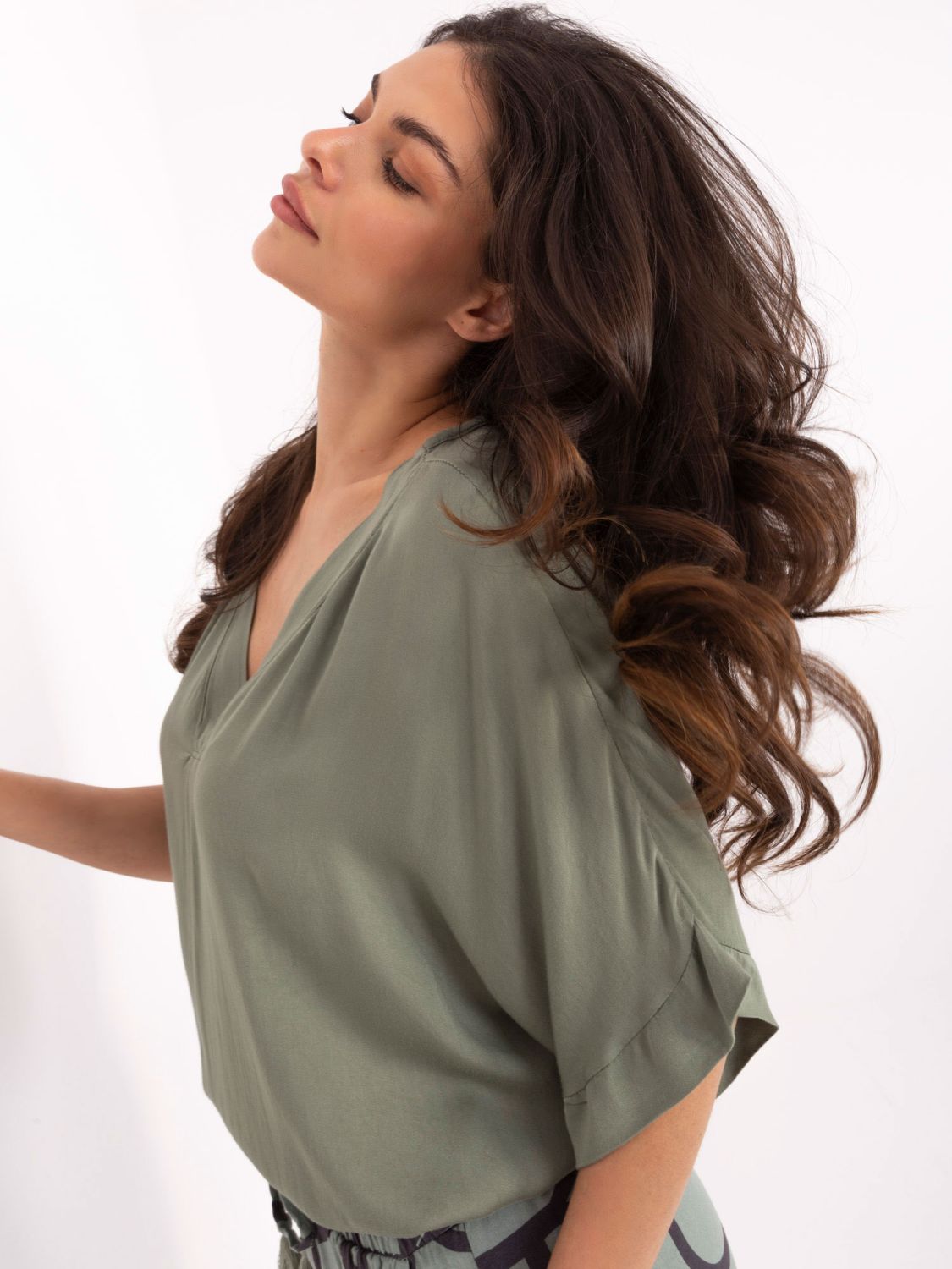 Stylová khaki halenka s 3/4 rukávem