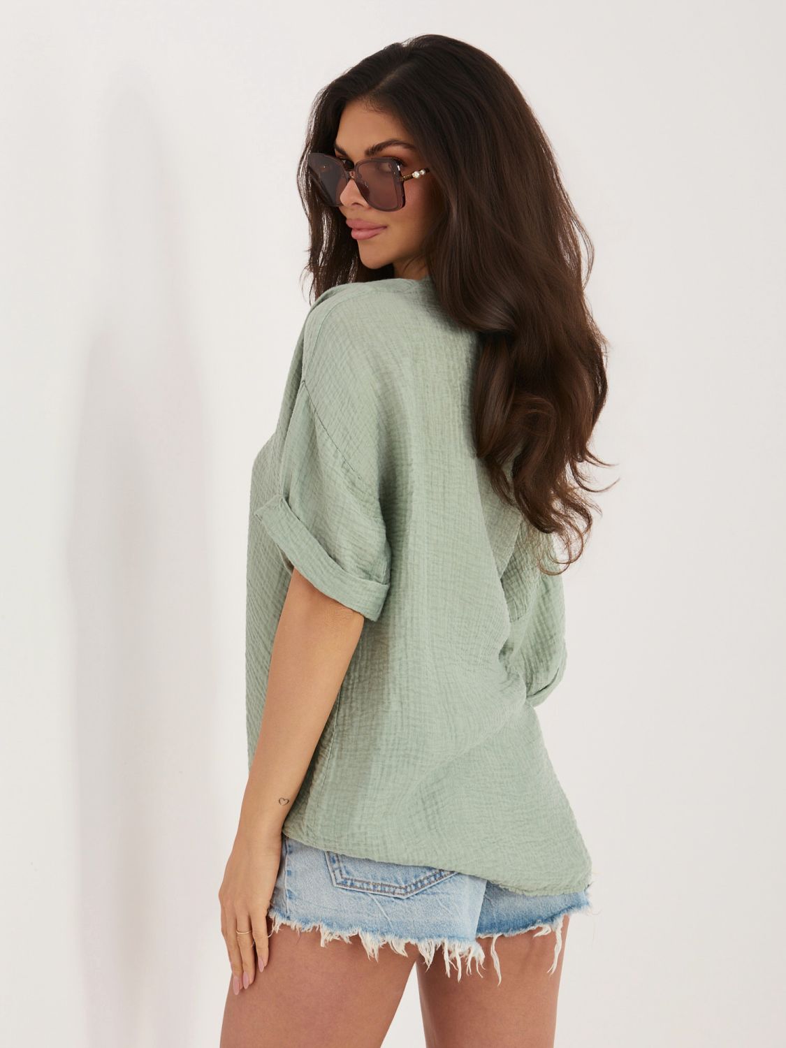 Stylová khaki halenka s V výstřihem a krátkým rukávem