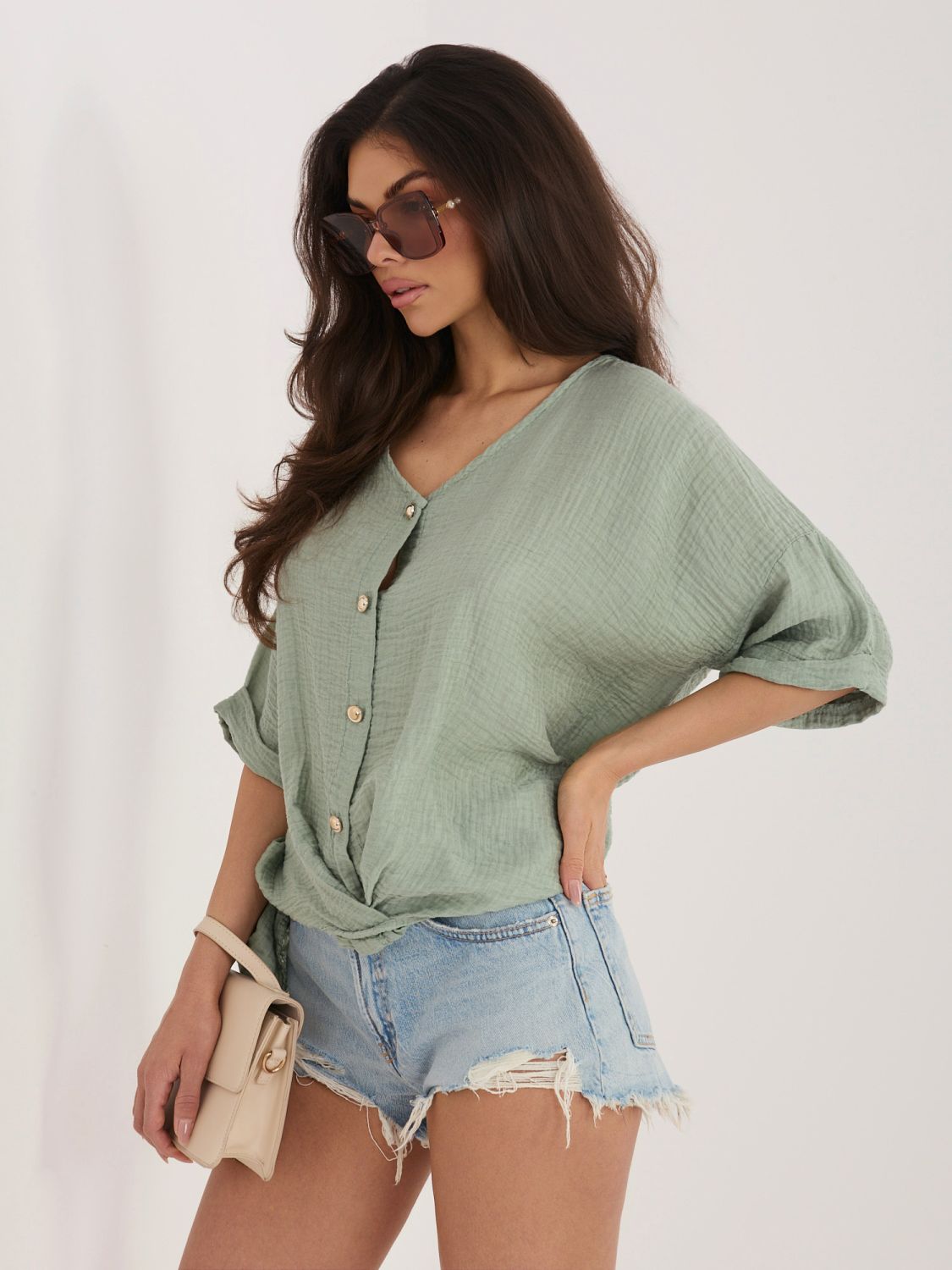 Stylová khaki halenka s V výstřihem a krátkým rukávem