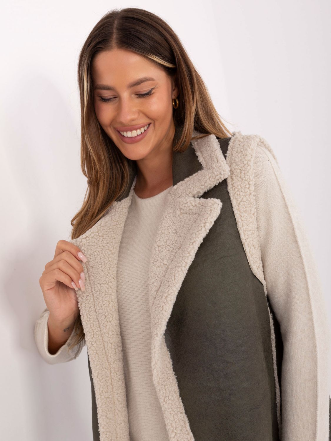 Stylová khaki vesta bez rukávů