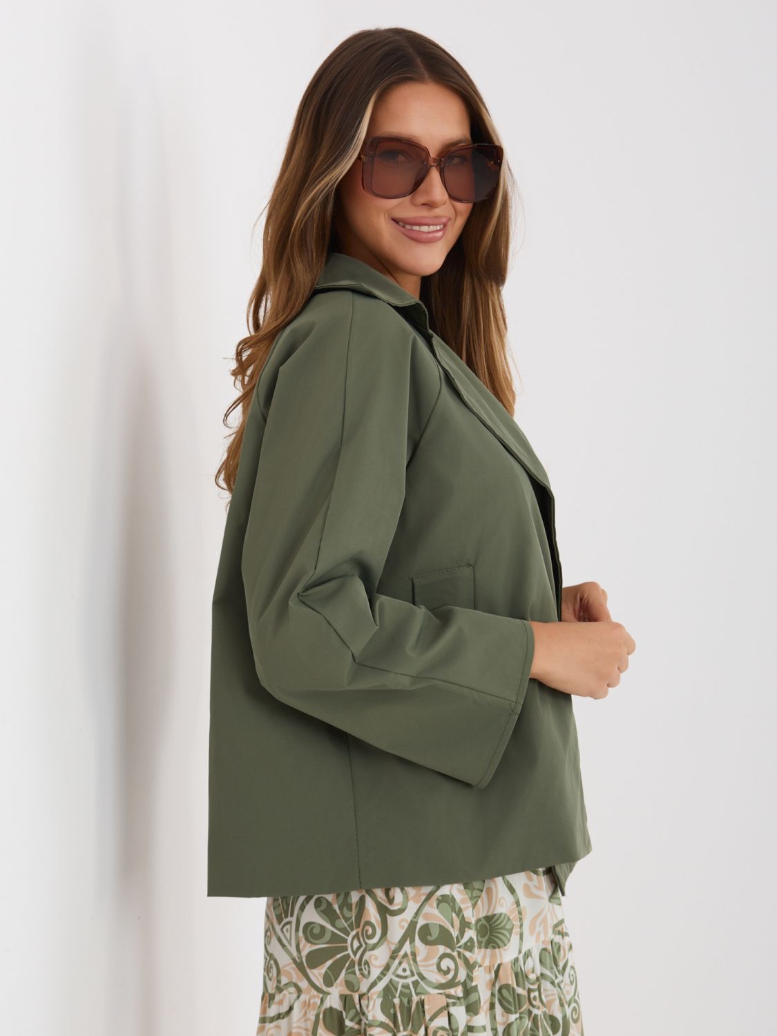 Krátký přechodný kabát v khaki barvě