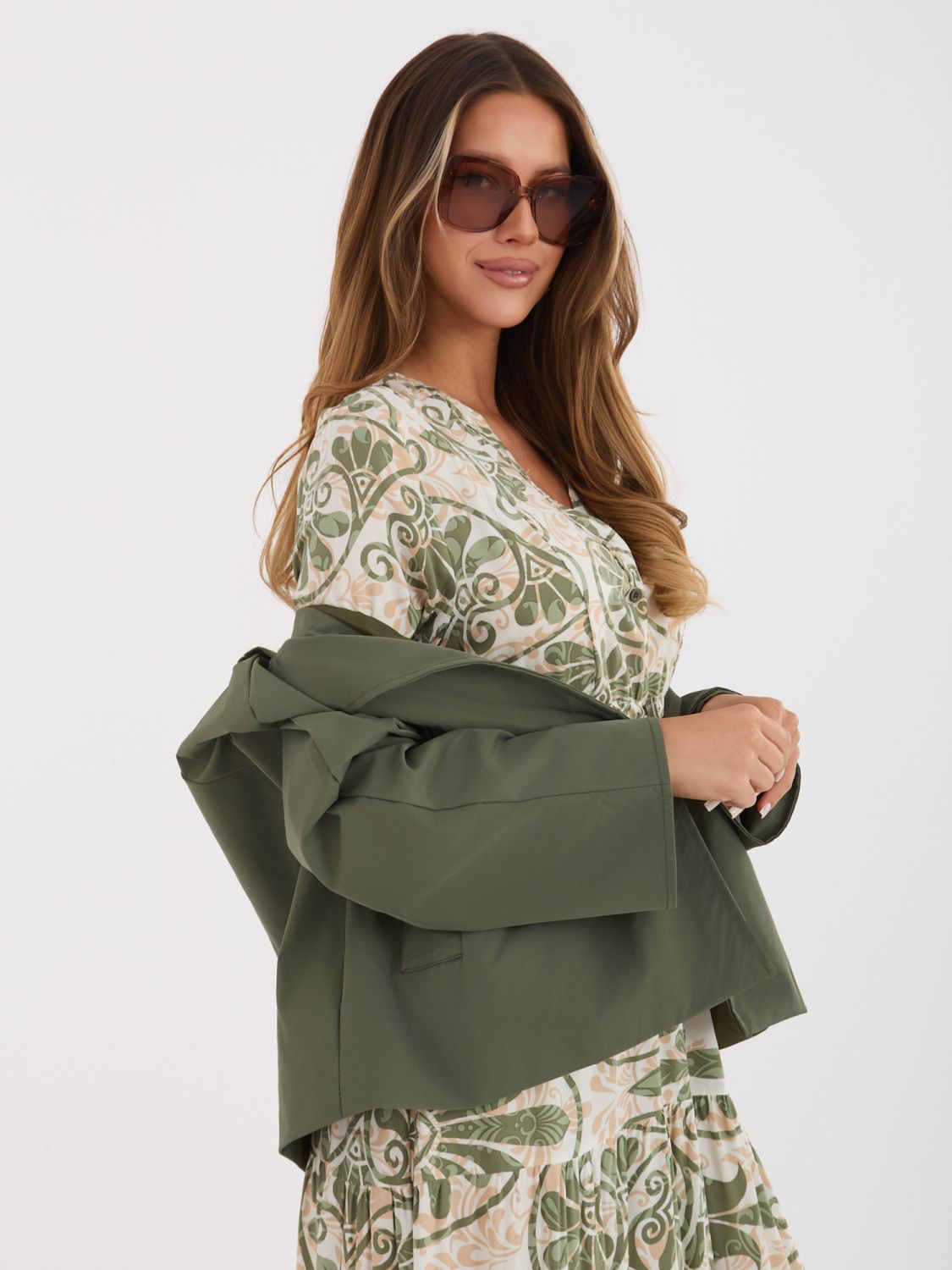 Krátký přechodný kabát v khaki barvě