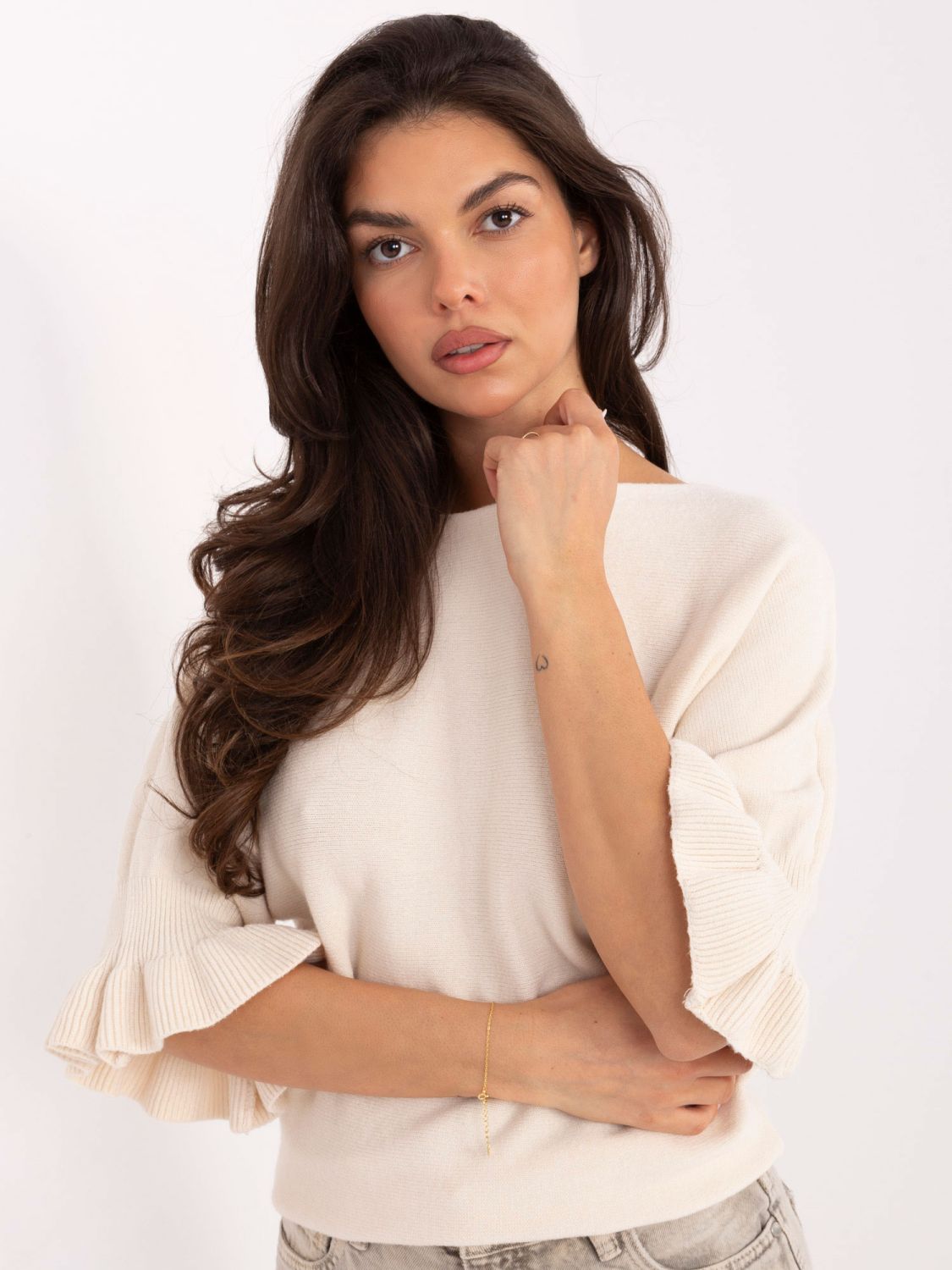 Elegantní béžový svetr s 3/4 rukávy a volánem