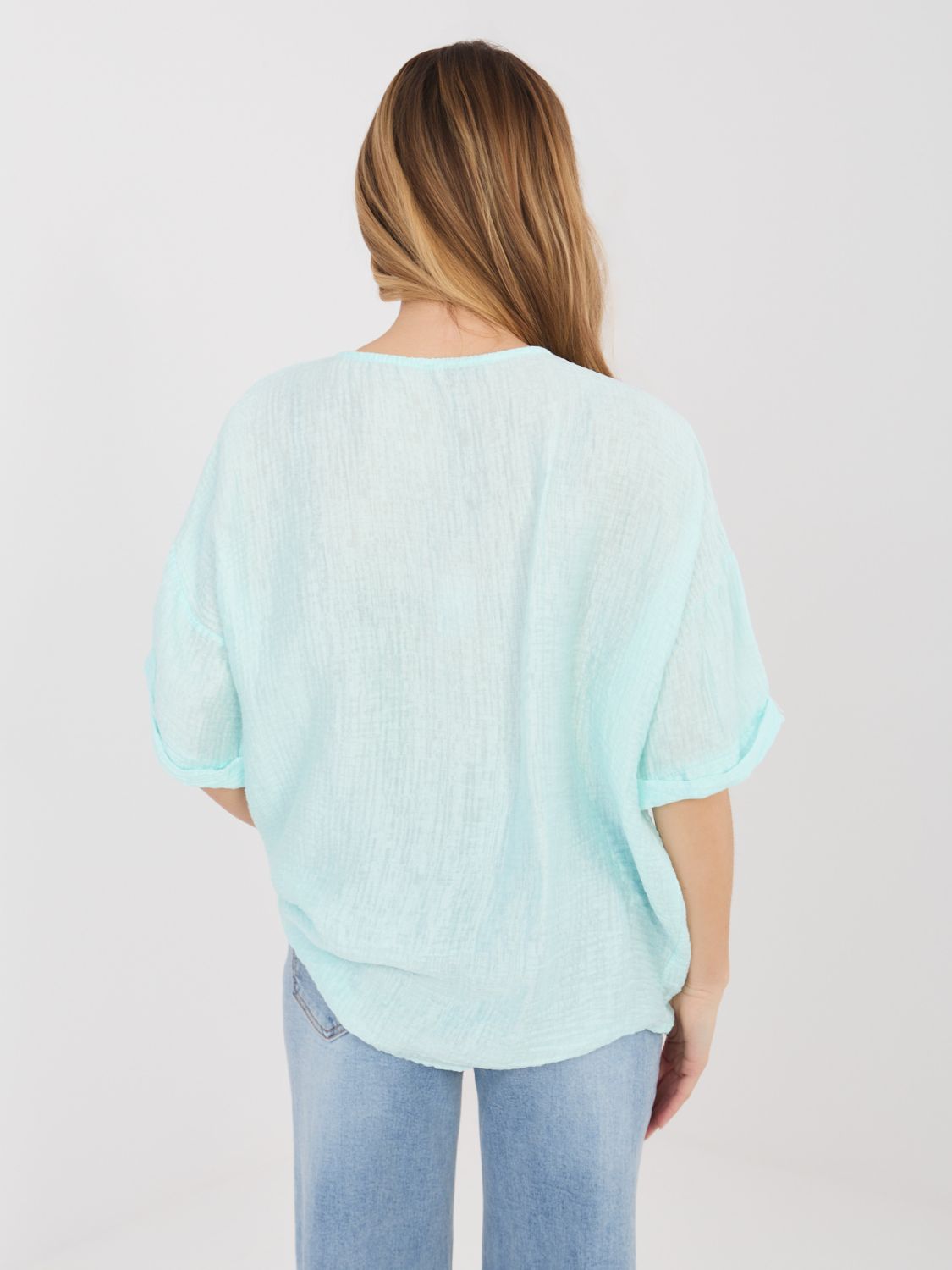 Mátová halenka s výstřihem do V a krátkým rukávem