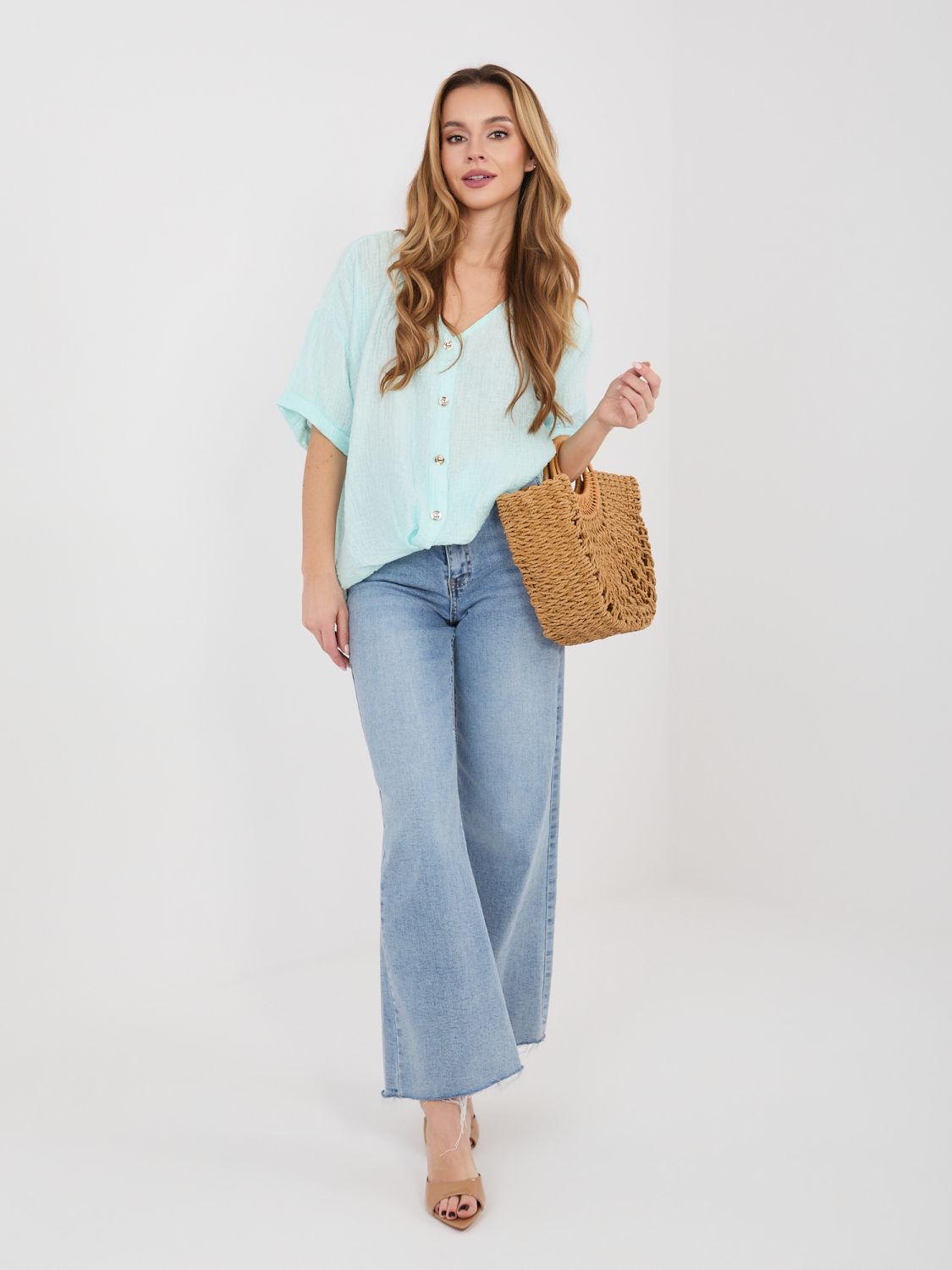 Mátová halenka s výstřihem do V a krátkým rukávem