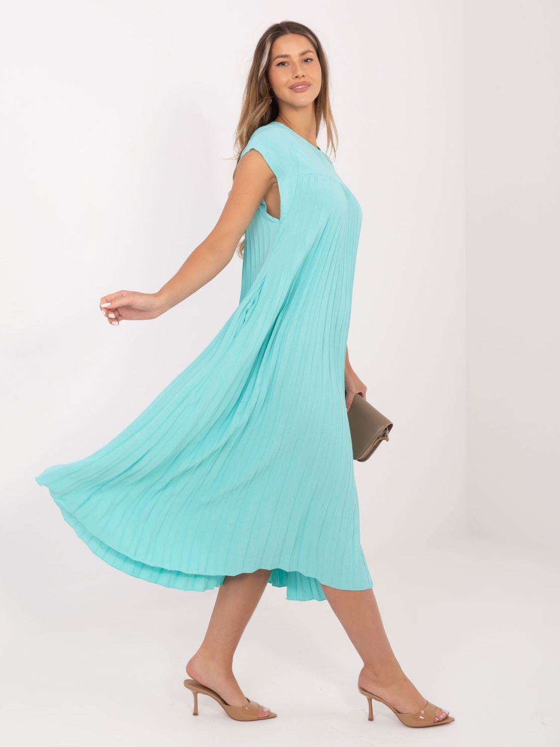 Mátové midi koktejlové šaty bez rukávů