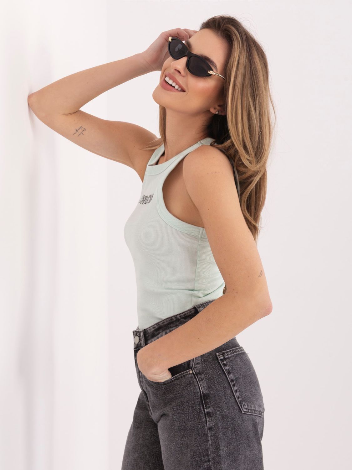 Mátový žebrovaný top s výšivkou