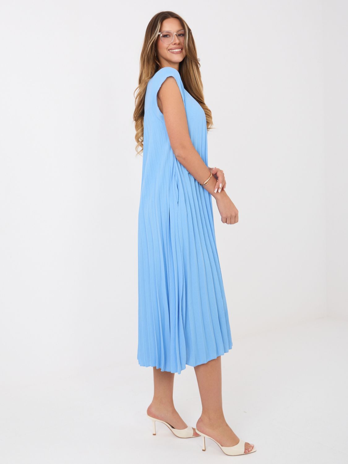 Modré koktejlové midi šaty bez rukávů