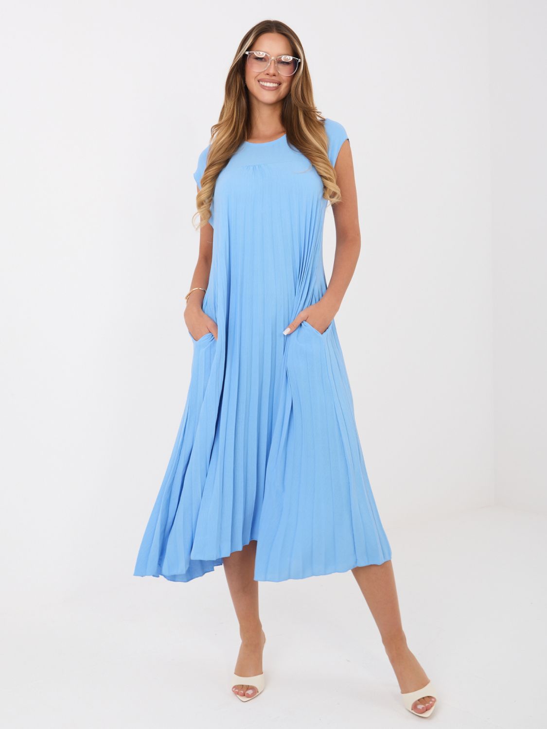 Modré koktejlové midi šaty bez rukávů