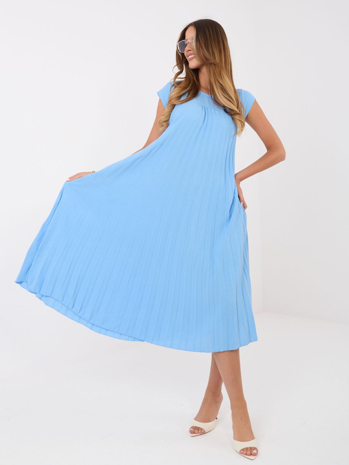 Modré koktejlové midi šaty bez rukávů