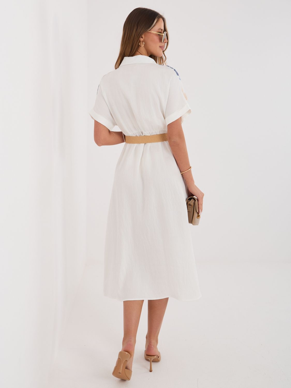 Bílo-modré košilové midi šaty s výšivkou a páskem