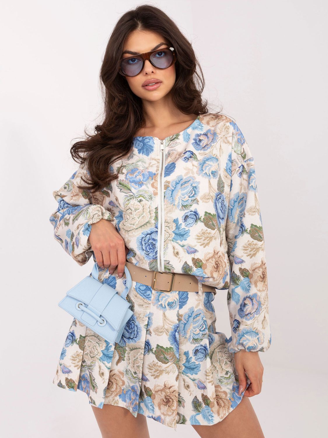 Modré květinové šortky s páskem a širokými kalhotami