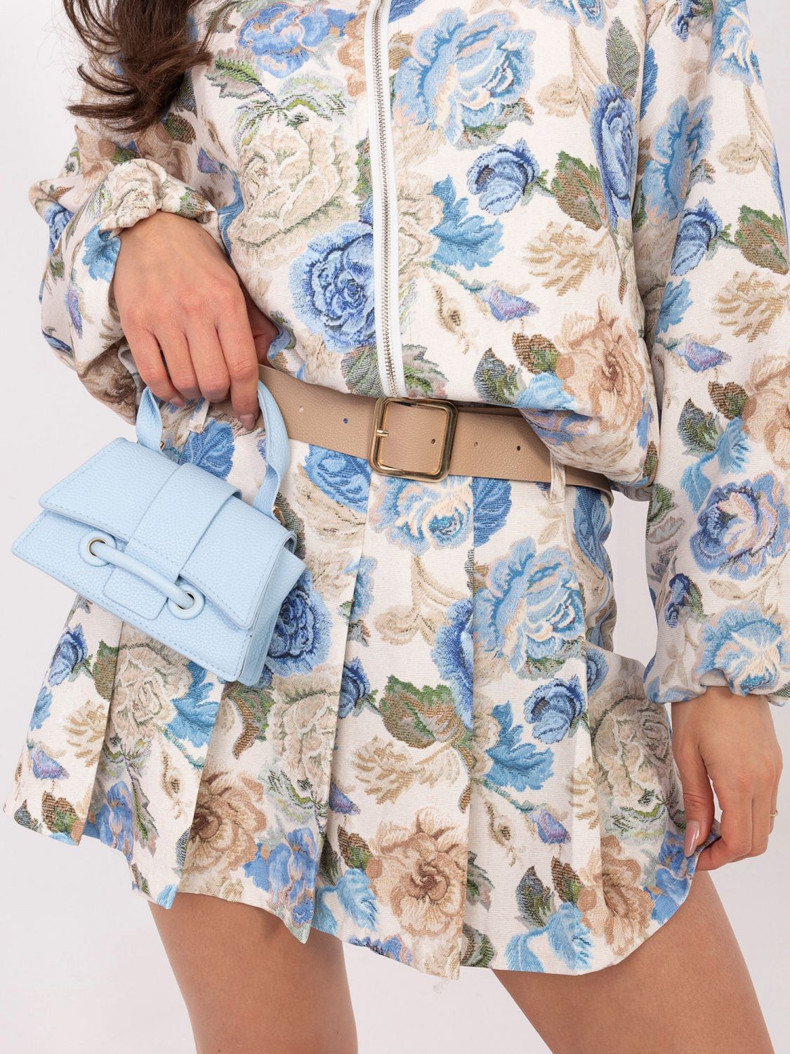 Modré květinové šortky s páskem a širokými kalhotami