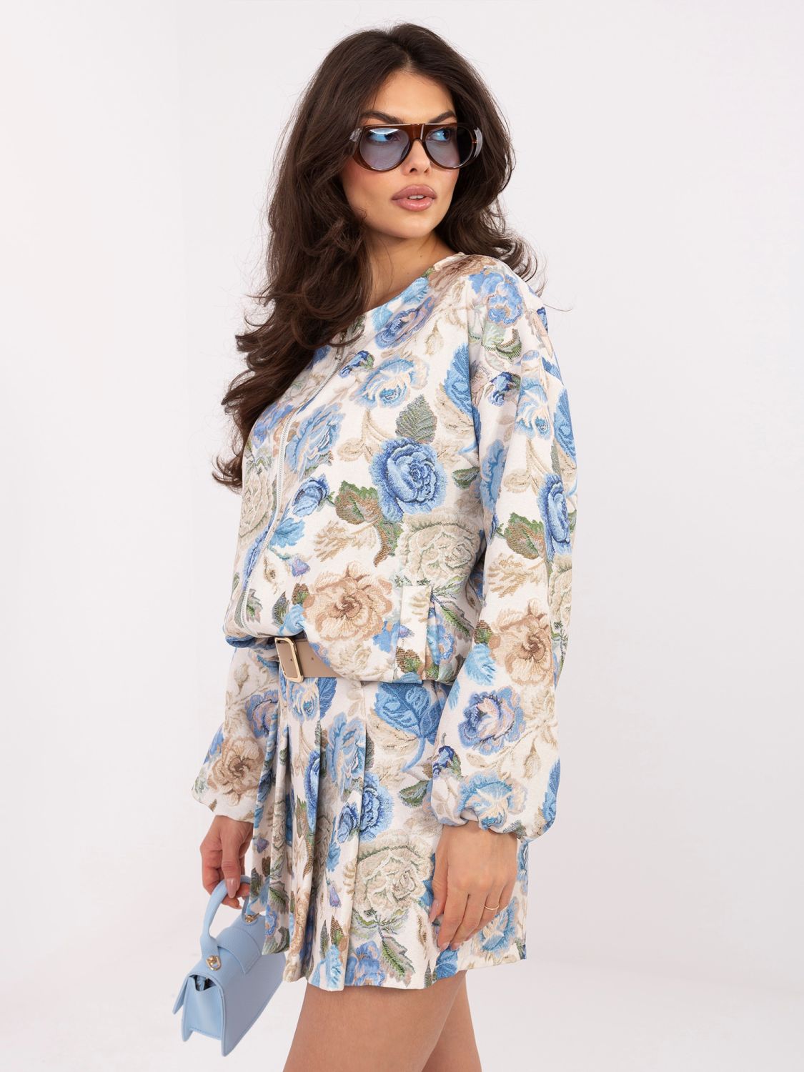 Modré květinové šortky s páskem a širokými kalhotami