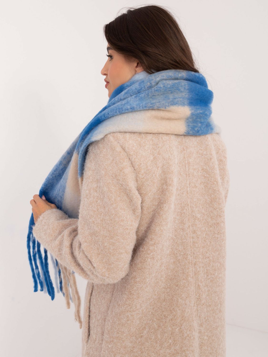 Elegantní modrá šála s kostkovaným vzorem