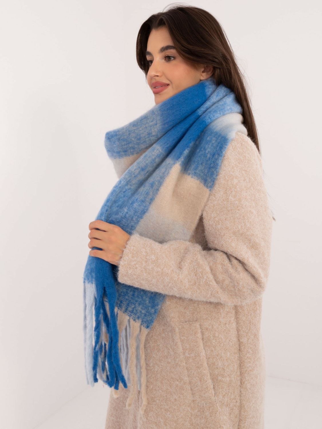 Elegantní modrá šála s kostkovaným vzorem