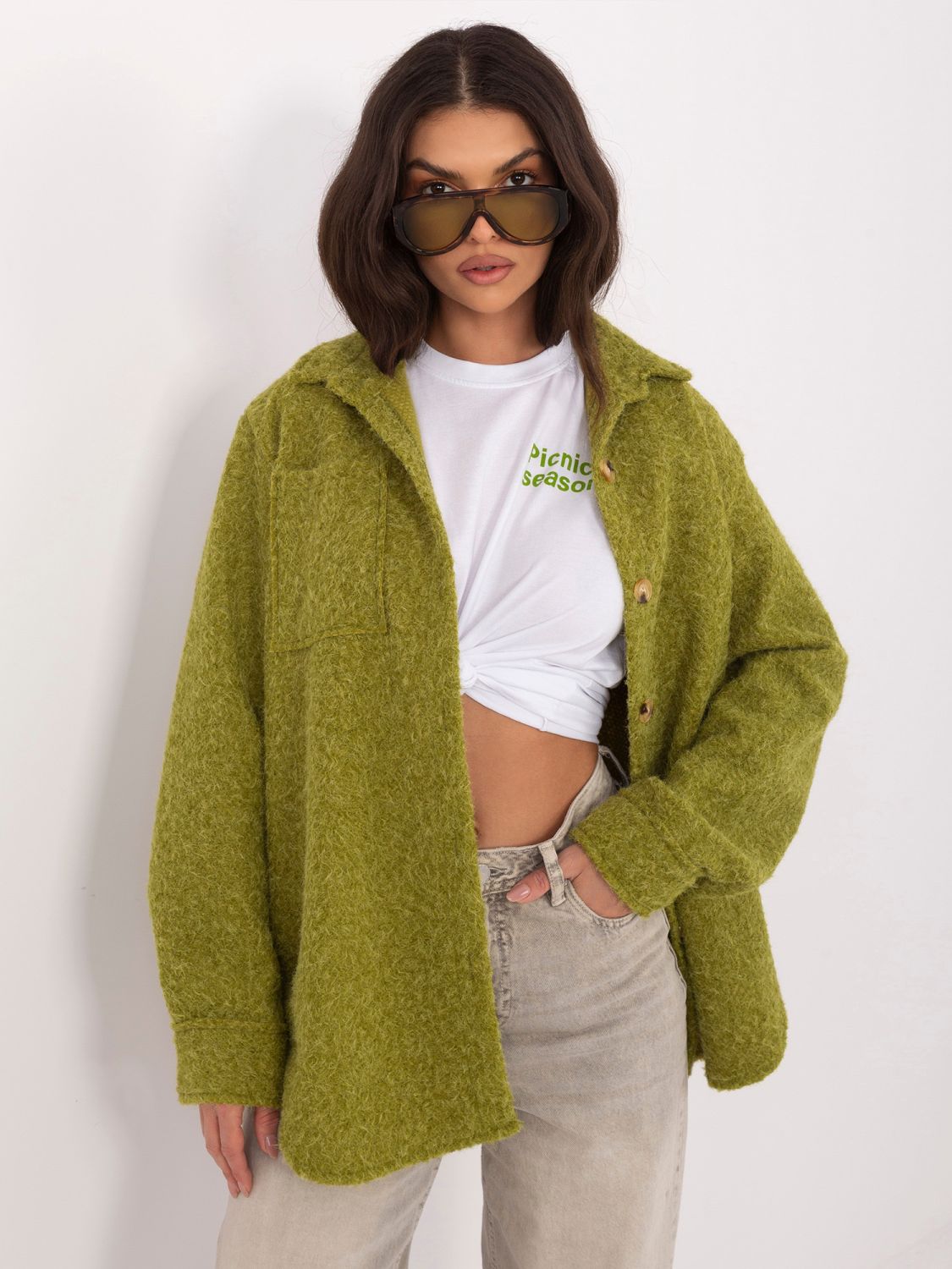 Olivově zelená přechodová bunda s límcem a kapsami