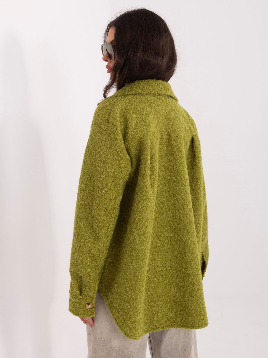 Olivově zelená přechodová bunda s límcem a kapsami