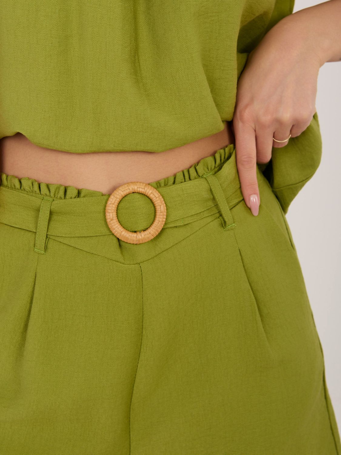 Dámské olivové šortky s páskem