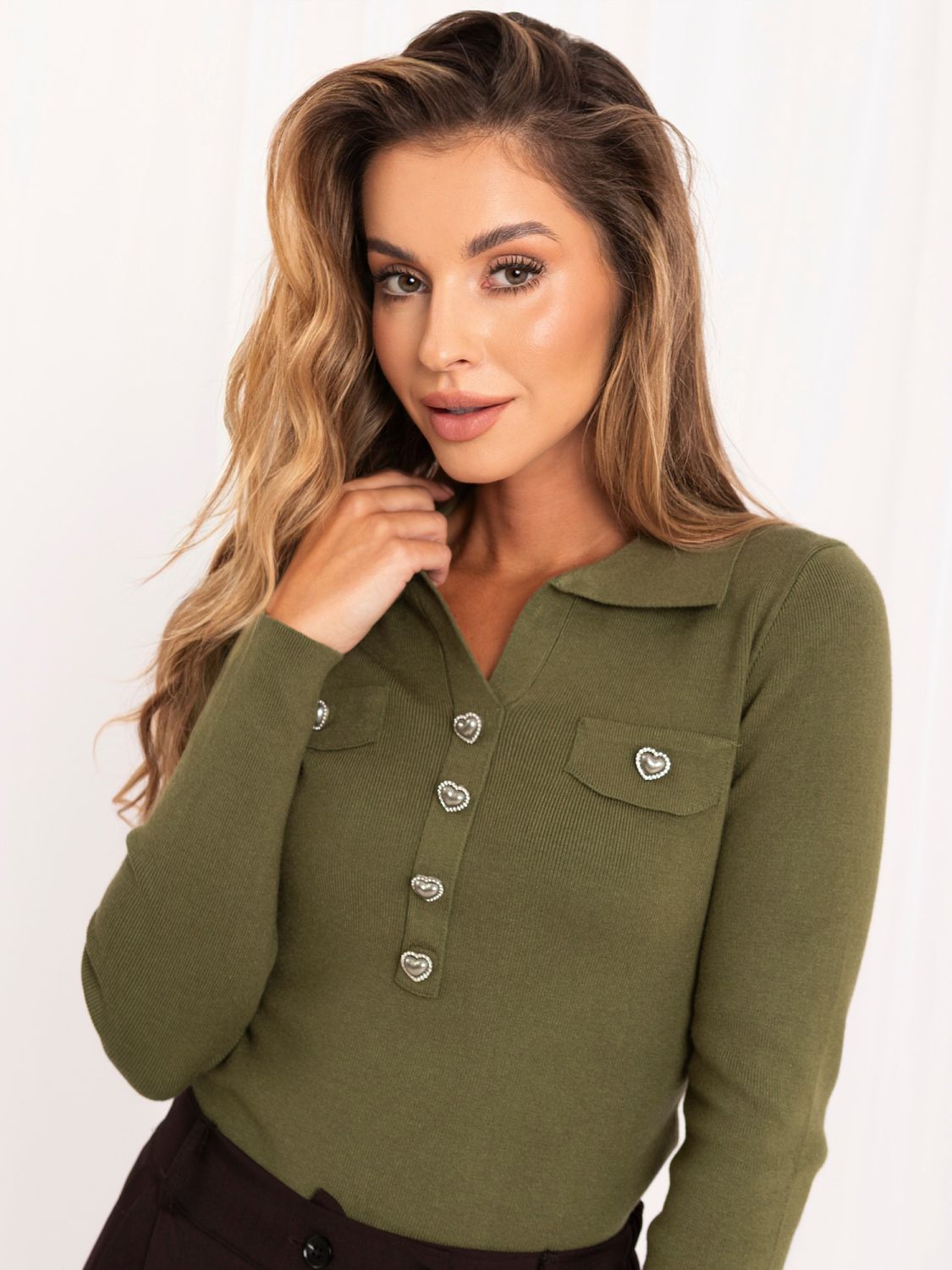 Elegantní khaki svetr s límečkem a knoflíky