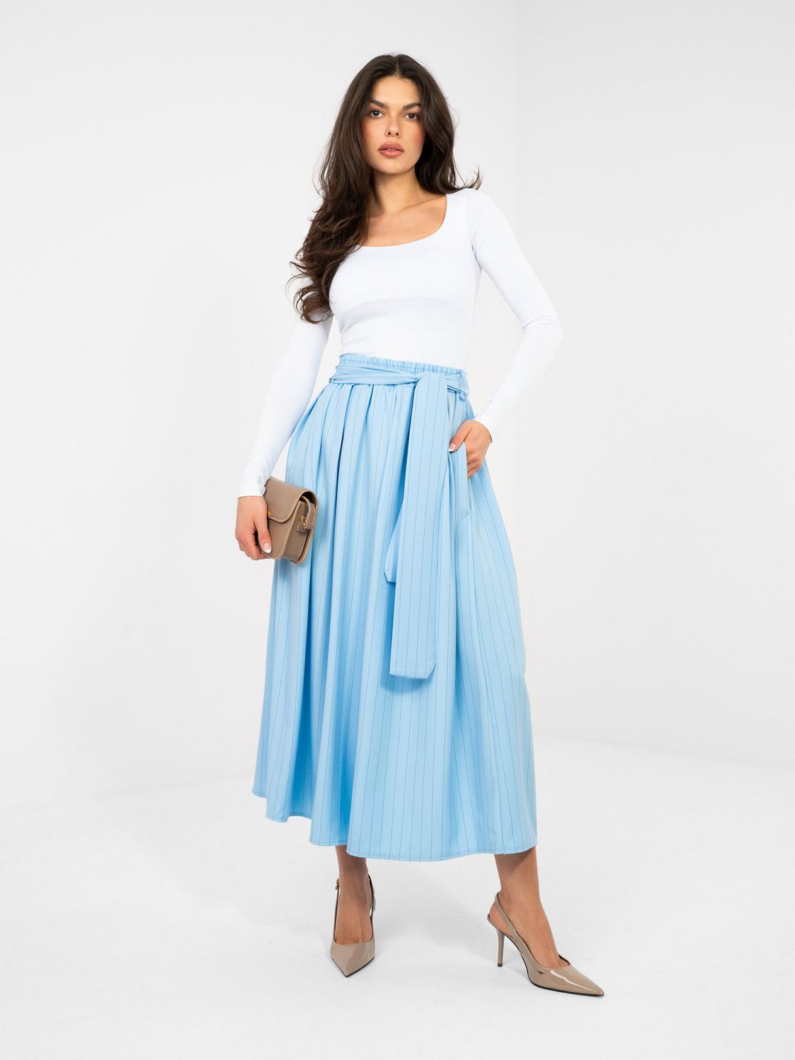 Elegantní modrá midi sukně s proužky a páskem