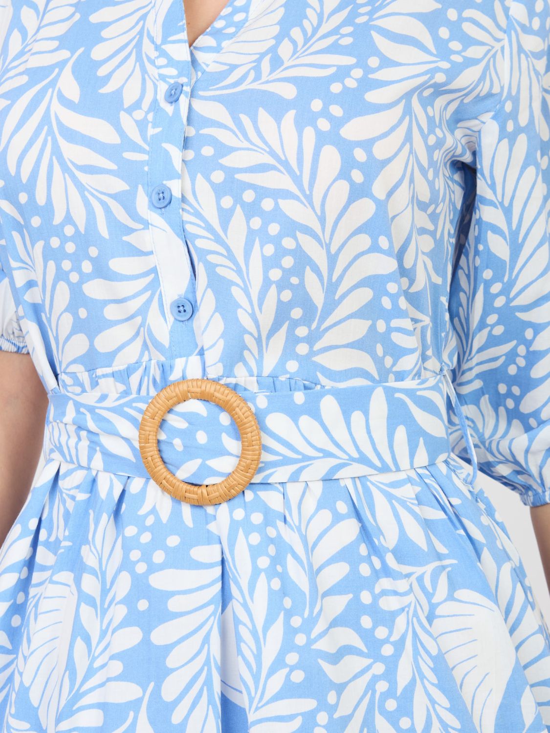 Modré šaty s potiskem a páskem