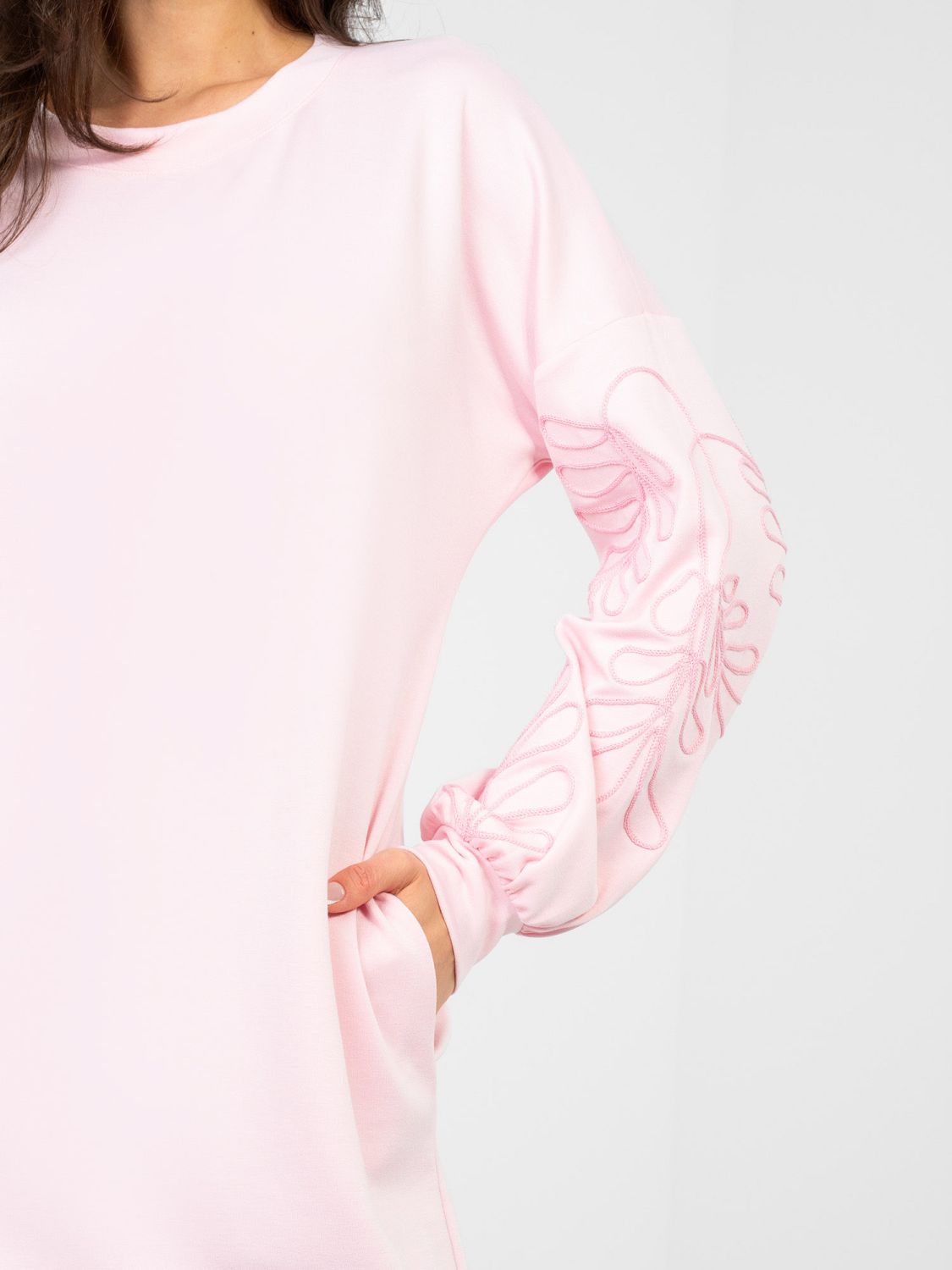 Růžové mini šaty s výšivkou a nabíranými rukávy