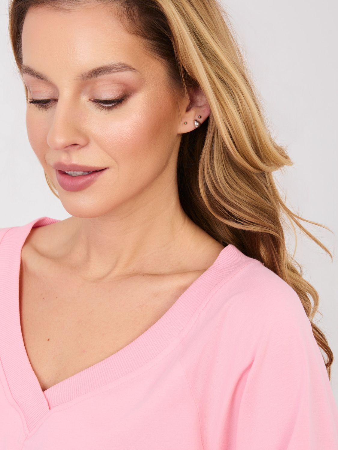 Růžové šaty s 3/4 rukávem a výstřihem do V