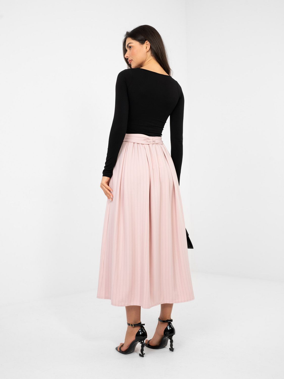 Růžová elegantní midi sukně s proužky a páskem