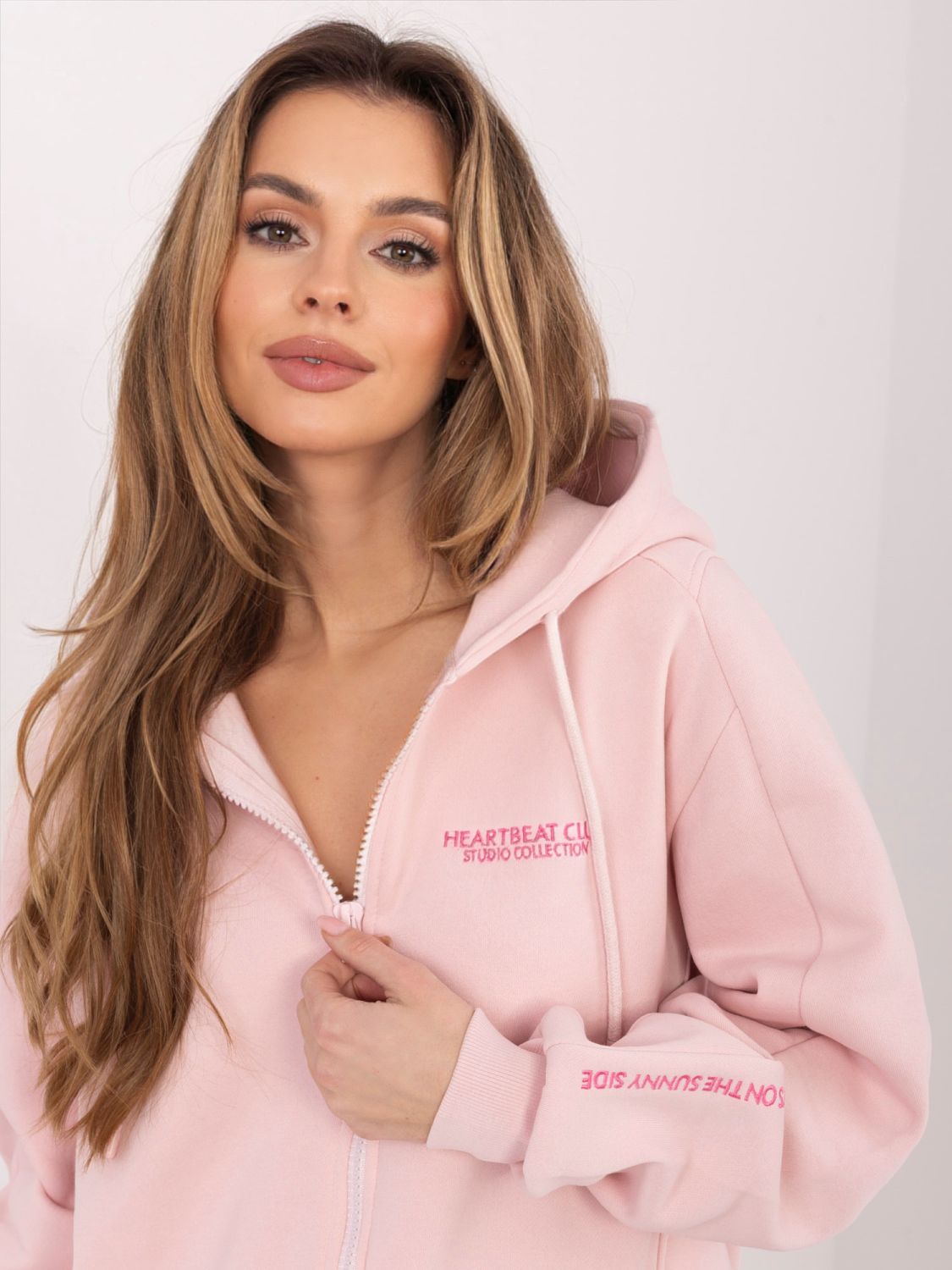 Krátká růžová mikina s kapucí a zipem